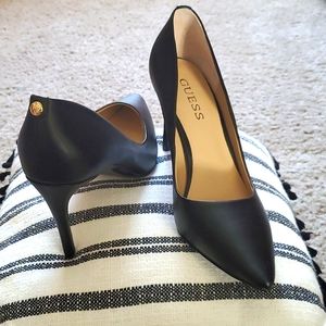 Guess Black Pumps. Unworn with 2 2/3 inch heels.